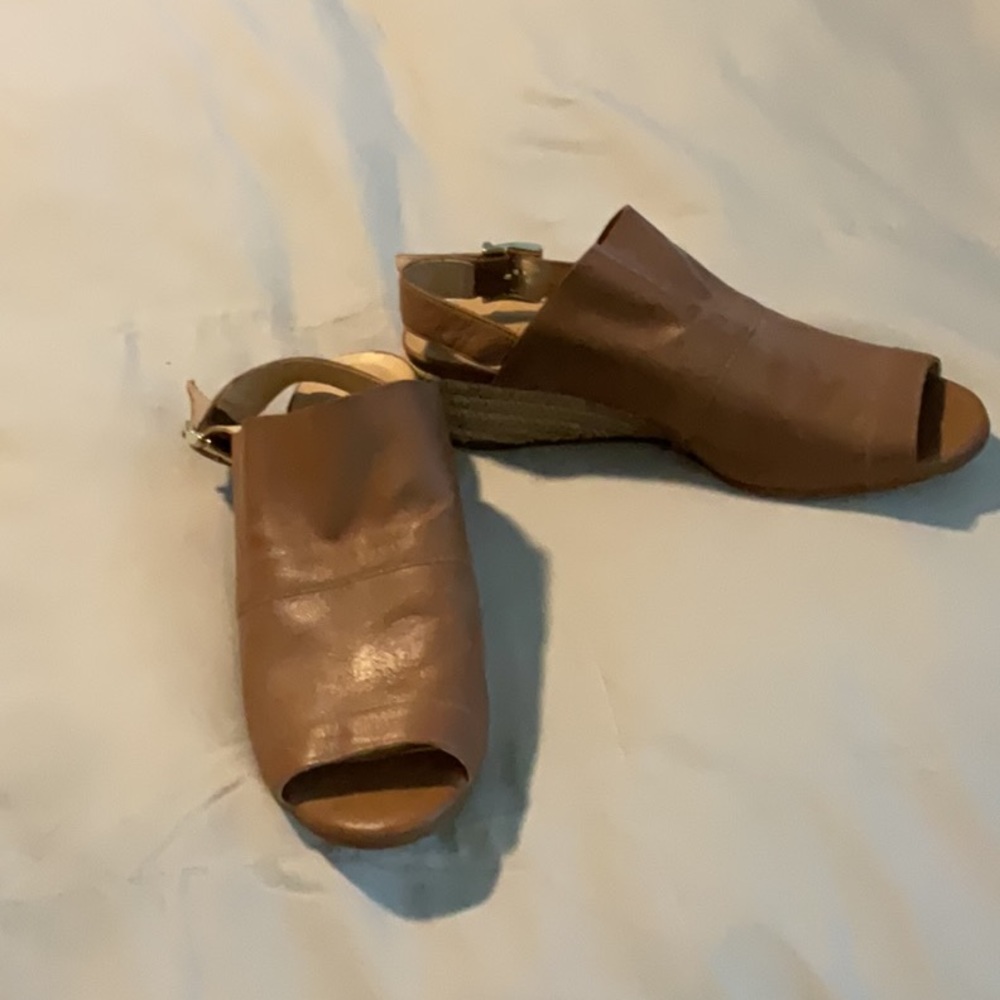 Nurture - super soft camel colored sandals